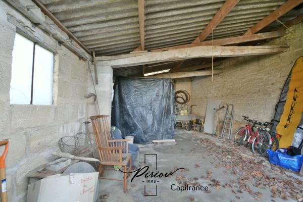 DOUE CENTRE - Maison avec dépendances, garages, environ 900 m² de terrain