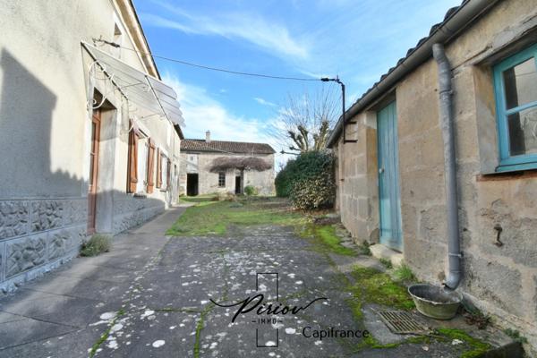 DOUE CENTRE - Maison avec dépendances, garages, environ 900 m² de terrain