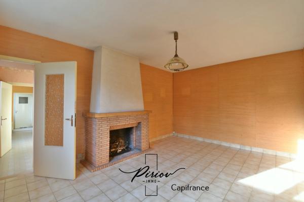 DOUE CENTRE - Maison avec dépendances, garages, environ 900 m² de terrain