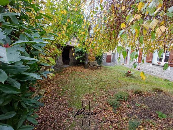 DOUE CENTRE - Maison avec dépendances, garages, environ 900 m² de terrain