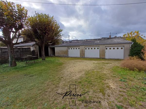 DOUE CENTRE - Maison avec dépendances, garages, environ 900 m² de terrain