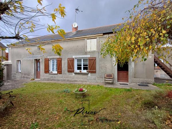 DOUE CENTRE - Maison avec dépendances, garages, environ 900 m² de terrain