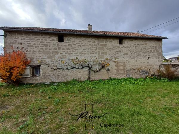 DOUE CENTRE - Maison avec dépendances, garages, environ 900 m² de terrain