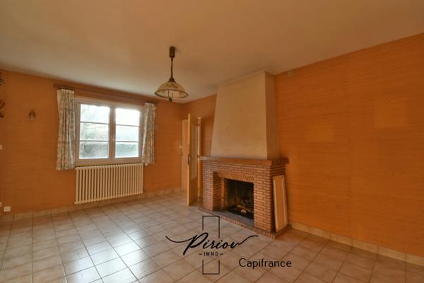 DOUE CENTRE - Maison avec dépendances, garages, environ 900 m² de terrain