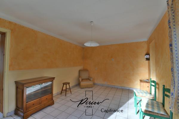 DOUE CENTRE - Maison avec dépendances, garages, environ 900 m² de terrain