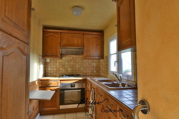 DOUE CENTRE - Maison avec dépendances, garages, environ 900 m² de terrain