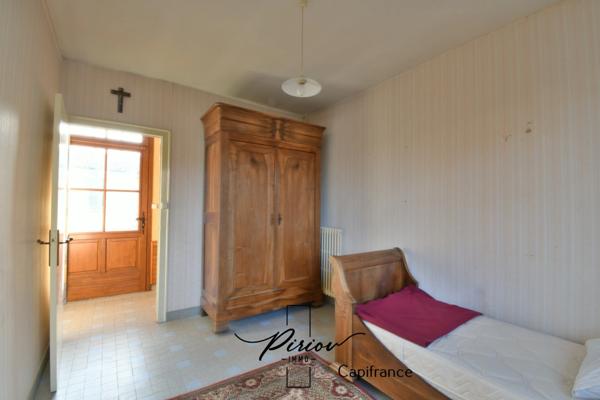 DOUE CENTRE - Maison avec dépendances, garages, environ 900 m² de terrain