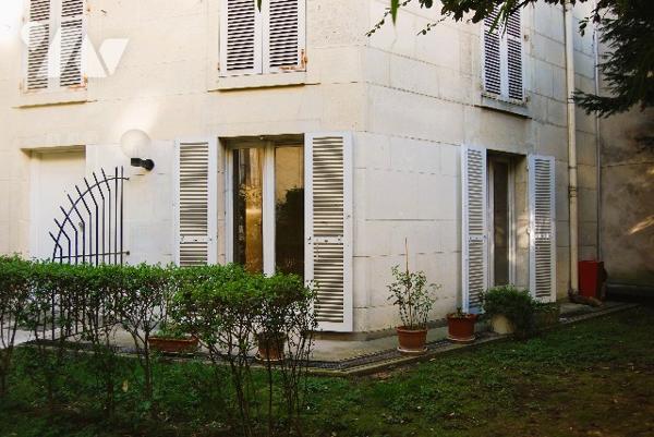 A VISITER STUDIO RDC - La Tour-Maubourg, jardinet en jouissance privative, cave