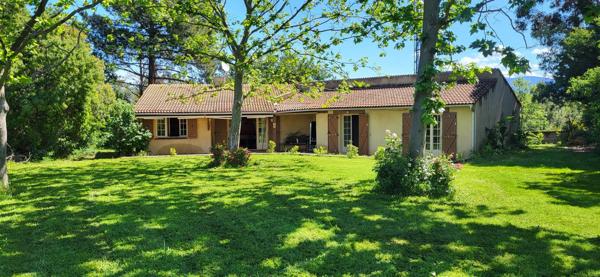 BELLE VILLA PLAIN PIED AVEC SON PARC ET PISCINE