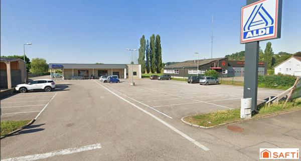 Vaste local commercial libre d'occupation, modulable pour diverses activités, dans un emplacement de choix