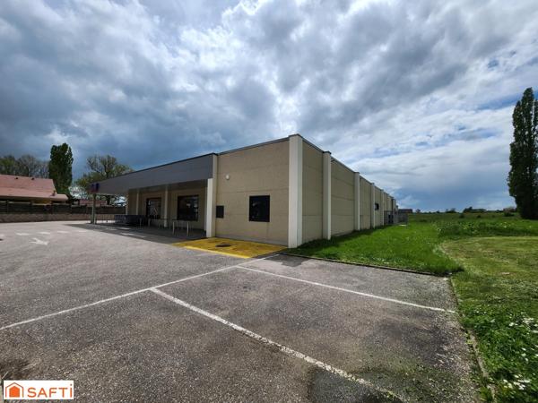 Vaste local commercial libre d'occupation, modulable pour diverses activités, dans un emplacement de choix