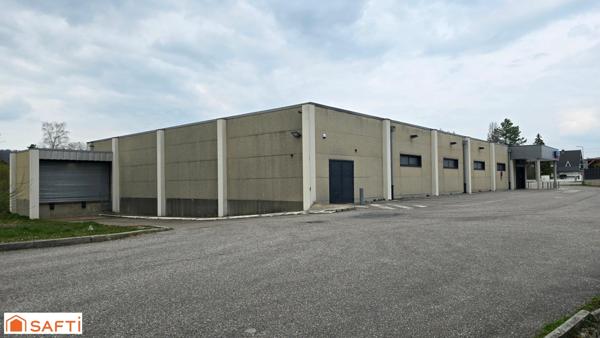 Vaste local commercial libre d'occupation, modulable pour diverses activités, dans un emplacement de choix