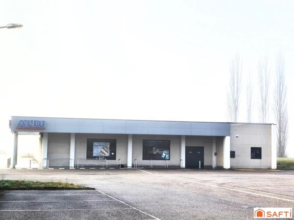 Vaste local commercial libre d'occupation, modulable pour diverses activités, dans un emplacement de choix