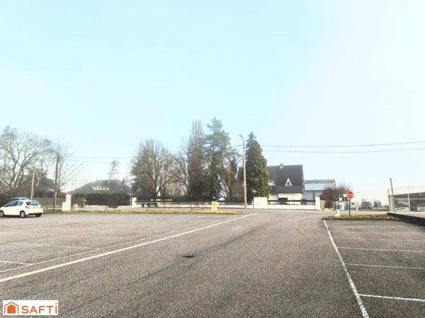 Vaste local commercial libre d'occupation, modulable pour diverses activités, dans un emplacement de choix