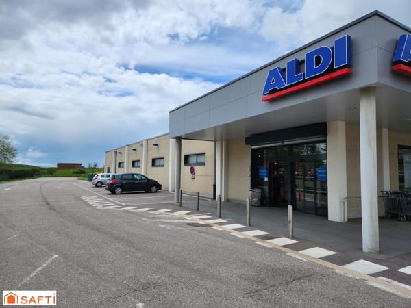 Vaste local commercial libre d'occupation, modulable pour diverses activités, dans un emplacement de choix