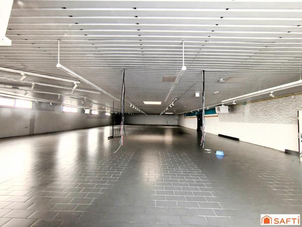 Vaste local commercial libre d'occupation, modulable pour diverses activités, dans un emplacement de choix