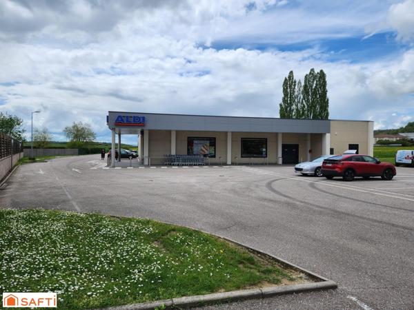 Vaste local commercial libre d'occupation, modulable pour diverses activités, dans un emplacement de choix