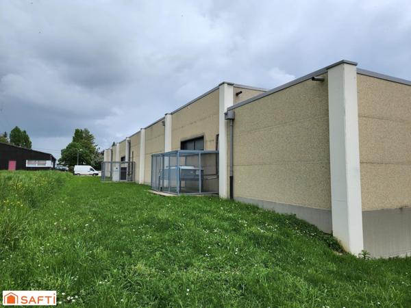 Vaste local commercial libre d'occupation, modulable pour diverses activités, dans un emplacement de choix