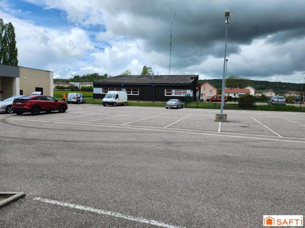 Vaste local commercial libre d'occupation, modulable pour diverses activités, dans un emplacement de choix