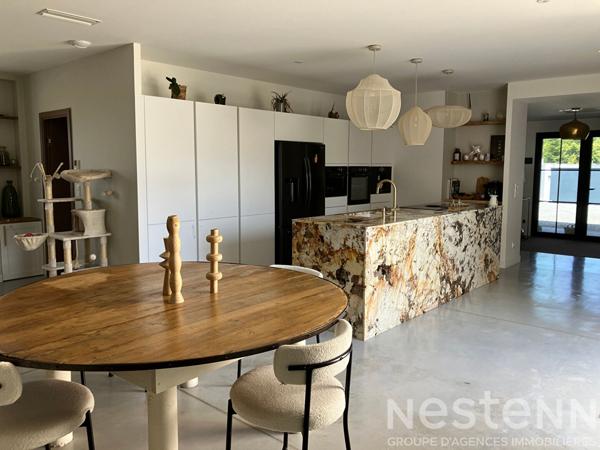 Maison contemporaine quasi neuve à vendre au calme à Thénac à quelques minutes de Saintes .