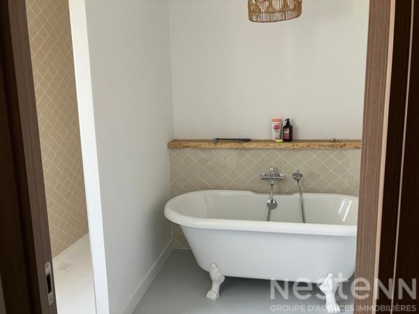 Maison contemporaine quasi neuve à vendre au calme à Thénac à quelques minutes de Saintes .