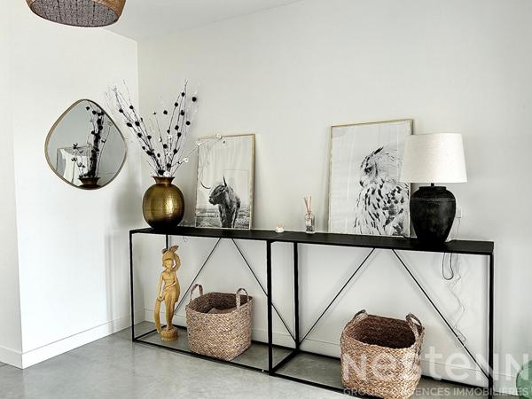 Maison contemporaine quasi neuve à vendre au calme à Thénac à quelques minutes de Saintes .