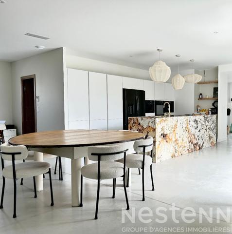 Maison contemporaine quasi neuve à vendre au calme à Thénac à quelques minutes de Saintes .