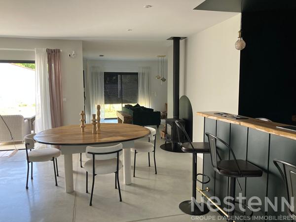 Maison contemporaine quasi neuve à vendre au calme à Thénac à quelques minutes de Saintes .