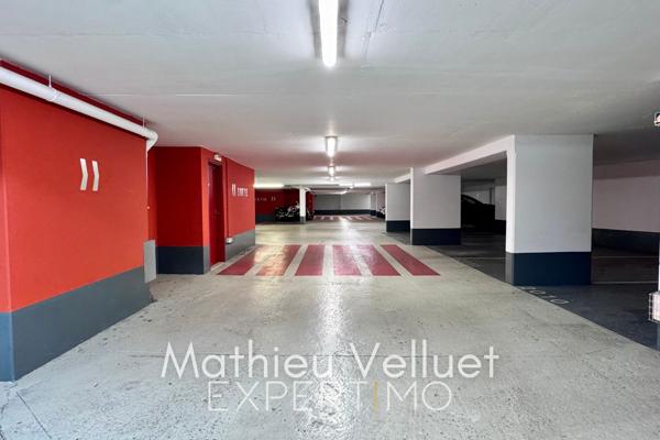 Paris (75018) Métro La Fourche - Place Parking 22m2, sous-sol -1 d'une copropriété récente de 2013 sous vidéosurveillance