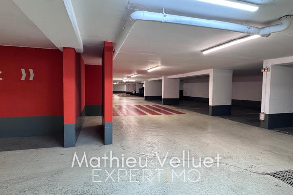 Paris (75018) Métro La Fourche - Place Parking 22m2, sous-sol -1 d'une copropriété récente de 2013 sous vidéosurveillance