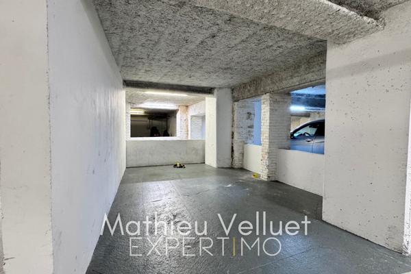Paris (75018) Métro La Fourche - Place Parking 22m2, sous-sol -1 d'une copropriété récente de 2013 sous vidéosurveillance