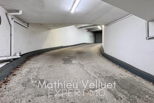 Paris (75018) Métro La Fourche - Place Parking 22m2, sous-sol -1 d'une copropriété récente de 2013 sous vidéosurveillance