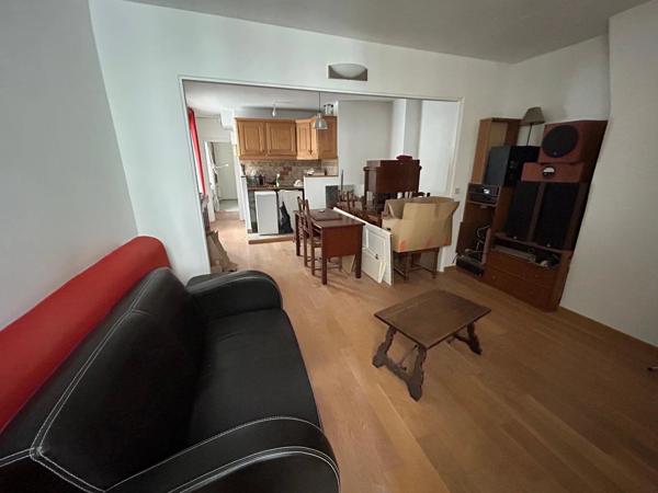 Vente                                                      Appartement
                        
                     2 pièces                      47 m2                     à Paris 18