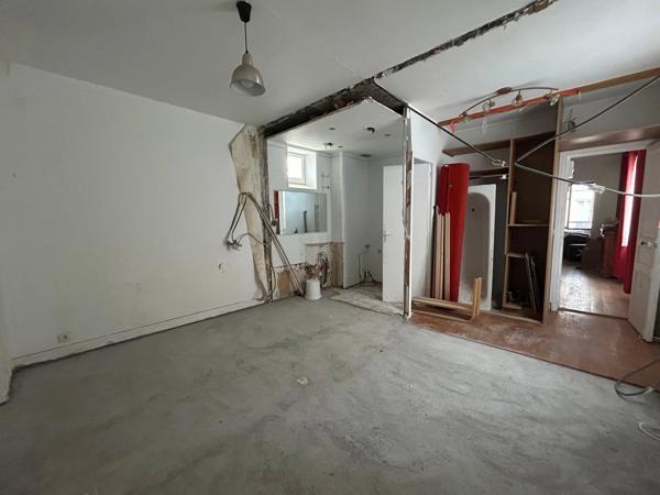 Vente                                                      Appartement
                        
                     2 pièces                      47 m2                     à Paris 18