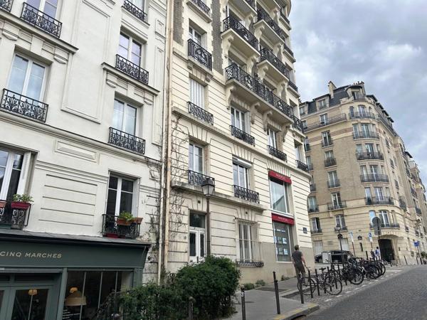 Vente                                                      Appartement
                        
                     2 pièces                      47 m2                     à Paris 18