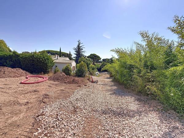 À Fréjus, terrain plat de 798 m² – Emplacement recherché