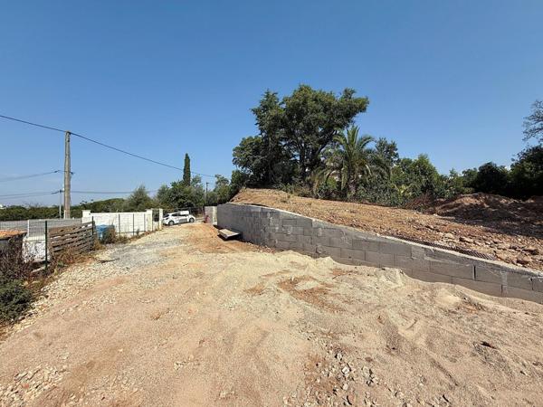 À Fréjus, terrain plat de 798 m² – Emplacement recherché