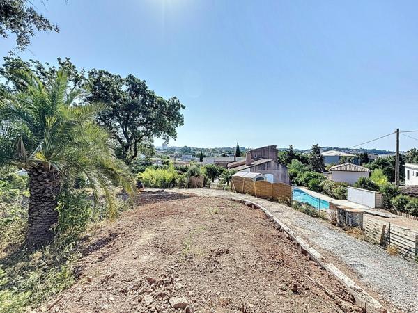 À Fréjus, terrain plat de 798 m² – Emplacement recherché