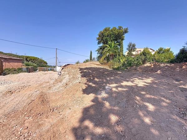 À Fréjus, terrain plat de 798 m² – Emplacement recherché