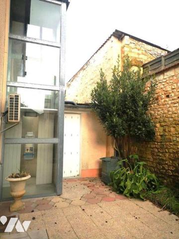 Ensemble immobilier libre de toute occupation, composé de deux maisons :
. PAVILLON (env.119m2...