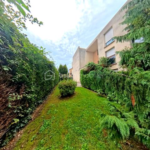 Nouveauté sur le marché ! Découvrez ce spacieux appartement familial de 113 m², situé dans une résidence calme et parfaitement entretenue à Livry-Gargan Avenue Liégeard. Un bien qui allie espace, lumière et convivialité.

Ce qui fait la différence :

Un séjour XXL de 32 m² avec cheminée : la pièce idéale pour recevoir, partager et créer des souvenirs.

Deux balcons exposés Nord et Est : profitez de la lumière et de l'air extérieur à tout moment de la journée.

Trois chambres spacieuses desservies par un grand dégagement : une circulation fluide et agréable au quotidien.

Cave et deux boxes communiquants en sous-sol : un vrai plus pour le rangement et le stationnement.

La résidence :
Petite copropriété fermée et sécurisée datant de 1989 (16 lots au total), offrant un cadre de vie paisible avec digicode, interphone, fibre optique et VMC. À proximité immédiate des commerces, des écoles et des espaces verts.

La présente annonce concerne 4 lots (11, 23, 45 et 46) au sein d'une copropriété de 16 lots, sans procédure en cours.

Contactez-moi sans tarder pour organiser une visite !