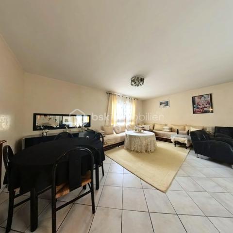 Nouveauté sur le marché ! Découvrez ce spacieux appartement familial de 113 m², situé dans une résidence calme et parfaitement entretenue à Livry-Gargan Avenue Liégeard. Un bien qui allie espace, lumière et convivialité.

Ce qui fait la différence :

Un séjour XXL de 32 m² avec cheminée : la pièce idéale pour recevoir, partager et créer des souvenirs.

Deux balcons exposés Nord et Est : profitez de la lumière et de l'air extérieur à tout moment de la journée.

Trois chambres spacieuses desservies par un grand dégagement : une circulation fluide et agréable au quotidien.

Cave et deux boxes communiquants en sous-sol : un vrai plus pour le rangement et le stationnement.

La résidence :
Petite copropriété fermée et sécurisée datant de 1989 (16 lots au total), offrant un cadre de vie paisible avec digicode, interphone, fibre optique et VMC. À proximité immédiate des commerces, des écoles et des espaces verts.

La présente annonce concerne 4 lots (11, 23, 45 et 46) au sein d'une copropriété de 16 lots, sans procédure en cours.

Contactez-moi sans tarder pour organiser une visite !