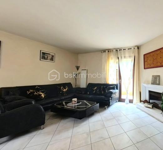 Nouveauté sur le marché ! Découvrez ce spacieux appartement familial de 113 m², situé dans une résidence calme et parfaitement entretenue à Livry-Gargan Avenue Liégeard. Un bien qui allie espace, lumière et convivialité.

Ce qui fait la différence :

Un séjour XXL de 32 m² avec cheminée : la pièce idéale pour recevoir, partager et créer des souvenirs.

Deux balcons exposés Nord et Est : profitez de la lumière et de l'air extérieur à tout moment de la journée.

Trois chambres spacieuses desservies par un grand dégagement : une circulation fluide et agréable au quotidien.

Cave et deux boxes communiquants en sous-sol : un vrai plus pour le rangement et le stationnement.

La résidence :
Petite copropriété fermée et sécurisée datant de 1989 (16 lots au total), offrant un cadre de vie paisible avec digicode, interphone, fibre optique et VMC. À proximité immédiate des commerces, des écoles et des espaces verts.

La présente annonce concerne 4 lots (11, 23, 45 et 46) au sein d'une copropriété de 16 lots, sans procédure en cours.

Contactez-moi sans tarder pour organiser une visite !