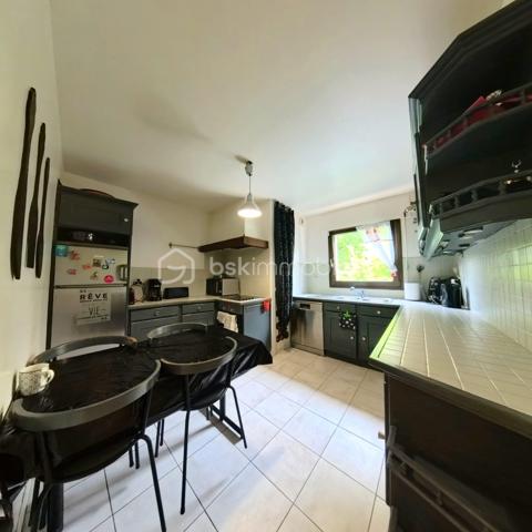 Nouveauté sur le marché ! Découvrez ce spacieux appartement familial de 113 m², situé dans une résidence calme et parfaitement entretenue à Livry-Gargan Avenue Liégeard. Un bien qui allie espace, lumière et convivialité.

Ce qui fait la différence :

Un séjour XXL de 32 m² avec cheminée : la pièce idéale pour recevoir, partager et créer des souvenirs.

Deux balcons exposés Nord et Est : profitez de la lumière et de l'air extérieur à tout moment de la journée.

Trois chambres spacieuses desservies par un grand dégagement : une circulation fluide et agréable au quotidien.

Cave et deux boxes communiquants en sous-sol : un vrai plus pour le rangement et le stationnement.

La résidence :
Petite copropriété fermée et sécurisée datant de 1989 (16 lots au total), offrant un cadre de vie paisible avec digicode, interphone, fibre optique et VMC. À proximité immédiate des commerces, des écoles et des espaces verts.

La présente annonce concerne 4 lots (11, 23, 45 et 46) au sein d'une copropriété de 16 lots, sans procédure en cours.

Contactez-moi sans tarder pour organiser une visite !