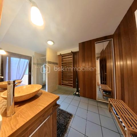 Nouveauté sur le marché ! Découvrez ce spacieux appartement familial de 113 m², situé dans une résidence calme et parfaitement entretenue à Livry-Gargan Avenue Liégeard. Un bien qui allie espace, lumière et convivialité.

Ce qui fait la différence :

Un séjour XXL de 32 m² avec cheminée : la pièce idéale pour recevoir, partager et créer des souvenirs.

Deux balcons exposés Nord et Est : profitez de la lumière et de l'air extérieur à tout moment de la journée.

Trois chambres spacieuses desservies par un grand dégagement : une circulation fluide et agréable au quotidien.

Cave et deux boxes communiquants en sous-sol : un vrai plus pour le rangement et le stationnement.

La résidence :
Petite copropriété fermée et sécurisée datant de 1989 (16 lots au total), offrant un cadre de vie paisible avec digicode, interphone, fibre optique et VMC. À proximité immédiate des commerces, des écoles et des espaces verts.

La présente annonce concerne 4 lots (11, 23, 45 et 46) au sein d'une copropriété de 16 lots, sans procédure en cours.

Contactez-moi sans tarder pour organiser une visite !