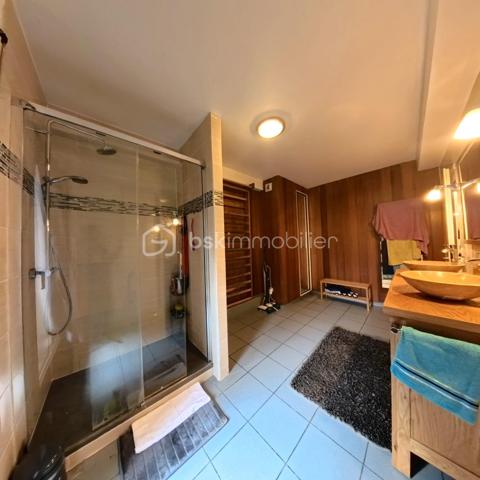 Nouveauté sur le marché ! Découvrez ce spacieux appartement familial de 113 m², situé dans une résidence calme et parfaitement entretenue à Livry-Gargan Avenue Liégeard. Un bien qui allie espace, lumière et convivialité.

Ce qui fait la différence :

Un séjour XXL de 32 m² avec cheminée : la pièce idéale pour recevoir, partager et créer des souvenirs.

Deux balcons exposés Nord et Est : profitez de la lumière et de l'air extérieur à tout moment de la journée.

Trois chambres spacieuses desservies par un grand dégagement : une circulation fluide et agréable au quotidien.

Cave et deux boxes communiquants en sous-sol : un vrai plus pour le rangement et le stationnement.

La résidence :
Petite copropriété fermée et sécurisée datant de 1989 (16 lots au total), offrant un cadre de vie paisible avec digicode, interphone, fibre optique et VMC. À proximité immédiate des commerces, des écoles et des espaces verts.

La présente annonce concerne 4 lots (11, 23, 45 et 46) au sein d'une copropriété de 16 lots, sans procédure en cours.

Contactez-moi sans tarder pour organiser une visite !