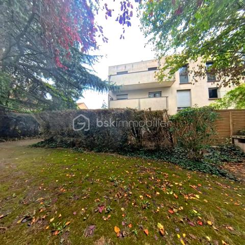 Nouveauté sur le marché ! Découvrez ce spacieux appartement familial de 113 m², situé dans une résidence calme et parfaitement entretenue à Livry-Gargan Avenue Liégeard. Un bien qui allie espace, lumière et convivialité.

Ce qui fait la différence :

Un séjour XXL de 32 m² avec cheminée : la pièce idéale pour recevoir, partager et créer des souvenirs.

Deux balcons exposés Nord et Est : profitez de la lumière et de l'air extérieur à tout moment de la journée.

Trois chambres spacieuses desservies par un grand dégagement : une circulation fluide et agréable au quotidien.

Cave et deux boxes communiquants en sous-sol : un vrai plus pour le rangement et le stationnement.

La résidence :
Petite copropriété fermée et sécurisée datant de 1989 (16 lots au total), offrant un cadre de vie paisible avec digicode, interphone, fibre optique et VMC. À proximité immédiate des commerces, des écoles et des espaces verts.

La présente annonce concerne 4 lots (11, 23, 45 et 46) au sein d'une copropriété de 16 lots, sans procédure en cours.

Contactez-moi sans tarder pour organiser une visite !
