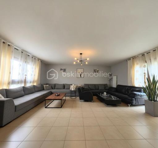 Nouveauté sur le marché ! Découvrez ce spacieux appartement familial de 113 m², situé dans une résidence calme et parfaitement entretenue à Livry-Gargan Avenue Liégeard. Un bien qui allie espace, lumière et convivialité.

Ce qui fait la différence :

Un séjour XXL de 32 m² avec cheminée : la pièce idéale pour recevoir, partager et créer des souvenirs.

Deux balcons exposés Nord et Est : profitez de la lumière et de l'air extérieur à tout moment de la journée.

Trois chambres spacieuses desservies par un grand dégagement : une circulation fluide et agréable au quotidien.

Cave et deux boxes communiquants en sous-sol : un vrai plus pour le rangement et le stationnement.

La résidence :
Petite copropriété fermée et sécurisée datant de 1989 (16 lots au total), offrant un cadre de vie paisible avec digicode, interphone, fibre optique et VMC. À proximité immédiate des commerces, des écoles et des espaces verts.

La présente annonce concerne 4 lots (11, 23, 45 et 46) au sein d'une copropriété de 16 lots, sans procédure en cours.

Contactez-moi sans tarder pour organiser une visite !