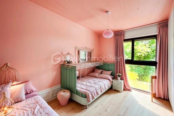 Nouveauté sur le marché ! Découvrez ce spacieux appartement familial de 113 m², situé dans une résidence calme et parfaitement entretenue à Livry-Gargan Avenue Liégeard. Un bien qui allie espace, lumière et convivialité.

Ce qui fait la différence :

Un séjour XXL de 32 m² avec cheminée : la pièce idéale pour recevoir, partager et créer des souvenirs.

Deux balcons exposés Nord et Est : profitez de la lumière et de l'air extérieur à tout moment de la journée.

Trois chambres spacieuses desservies par un grand dégagement : une circulation fluide et agréable au quotidien.

Cave et deux boxes communiquants en sous-sol : un vrai plus pour le rangement et le stationnement.

La résidence :
Petite copropriété fermée et sécurisée datant de 1989 (16 lots au total), offrant un cadre de vie paisible avec digicode, interphone, fibre optique et VMC. À proximité immédiate des commerces, des écoles et des espaces verts.

La présente annonce concerne 4 lots (11, 23, 45 et 46) au sein d'une copropriété de 16 lots, sans procédure en cours.

Contactez-moi sans tarder pour organiser une visite !