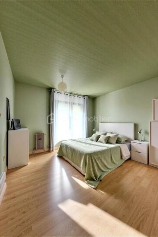 Nouveauté sur le marché ! Découvrez ce spacieux appartement familial de 113 m², situé dans une résidence calme et parfaitement entretenue à Livry-Gargan Avenue Liégeard. Un bien qui allie espace, lumière et convivialité.

Ce qui fait la différence :

Un séjour XXL de 32 m² avec cheminée : la pièce idéale pour recevoir, partager et créer des souvenirs.

Deux balcons exposés Nord et Est : profitez de la lumière et de l'air extérieur à tout moment de la journée.

Trois chambres spacieuses desservies par un grand dégagement : une circulation fluide et agréable au quotidien.

Cave et deux boxes communiquants en sous-sol : un vrai plus pour le rangement et le stationnement.

La résidence :
Petite copropriété fermée et sécurisée datant de 1989 (16 lots au total), offrant un cadre de vie paisible avec digicode, interphone, fibre optique et VMC. À proximité immédiate des commerces, des écoles et des espaces verts.

La présente annonce concerne 4 lots (11, 23, 45 et 46) au sein d'une copropriété de 16 lots, sans procédure en cours.

Contactez-moi sans tarder pour organiser une visite !